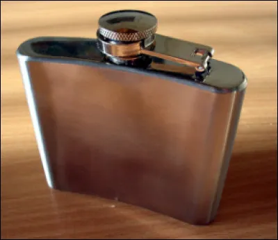 Quel est ce r&eacute;cipient, une petite bouteille plate servant au transport de l'alcool ?