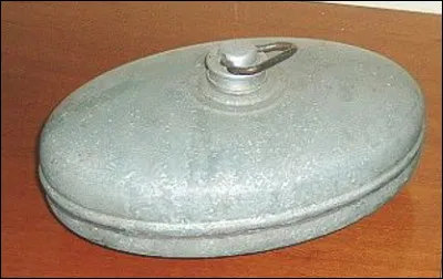 Quel est ce r&eacute;cipient en m&eacute;tal, &eacute;tanche qui sert &agrave; contenir de l'eau chaude ?