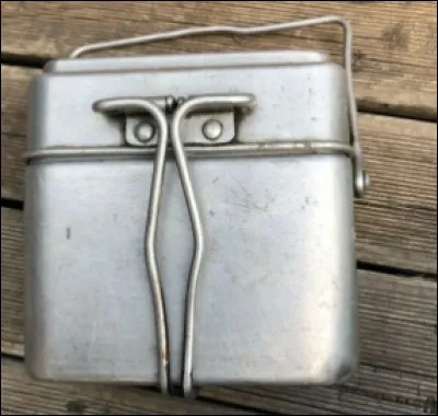 Quel est ce r&eacute;cipient en m&eacute;tal avec un couvercle utilis&eacute; pour les repas des militaires en campagne ?