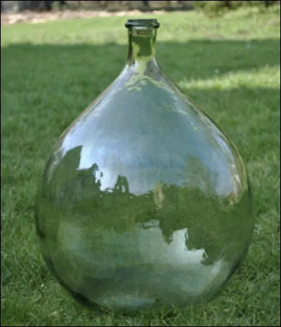 Quel est ce r&eacute;cipient, une grande bonbonne en verre &eacute;pais &agrave; la forme tr&egrave;s arrondie et au goulot court ?
