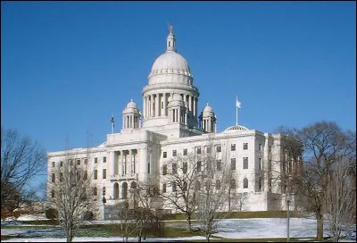 De quel Etat de la côte est Providence est-elle la capitale, ainsi que, avec 178 000 habitants, la plus grande ville ?