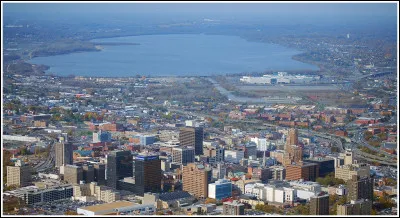 Dans quel Etat se trouve la ville de Syracuse, au centre d'une importante agglomération de 700 000 habitants ?