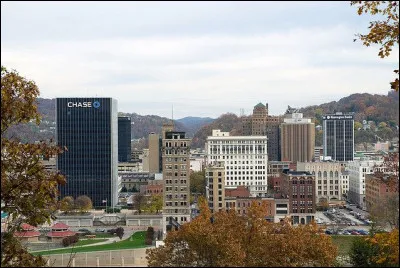 De quel Etat des Appalaches Charleston est-elle la capitale ainsi que, avec ses 47 000 habitants, la plus grande ville ?