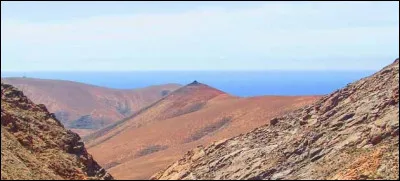 Dans quel archipel se trouve les îles de Fuerteventura, La Gomera et El Hierro ?