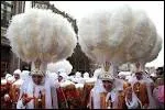 Le personnage principal de ce carnaval a un costume multicolore et un imposant chapeau de plumes. Les Gilles martlent le sol au rythme des tambours. O sont-ils ?