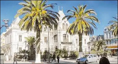 La ville compte 212 935 habitants. Quelle est cette ville ?