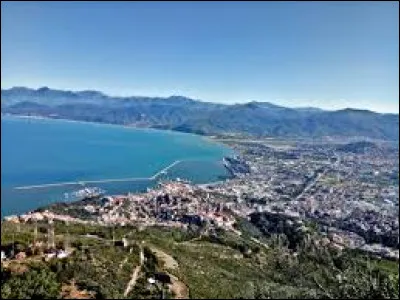 Comment s'appelle cette ville algérienne située en bordure de la mer Méditerranée ?