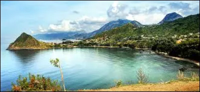 Quelle est cette ville est surnommée la perle de la cote algérienne ?