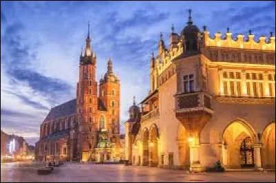 Cette ville est situ&eacute;e en Pologne, on peut y trouver la cath&eacute;drale du Wawel, c'est :