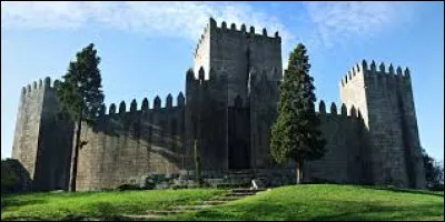 Guimarães est une ville située :