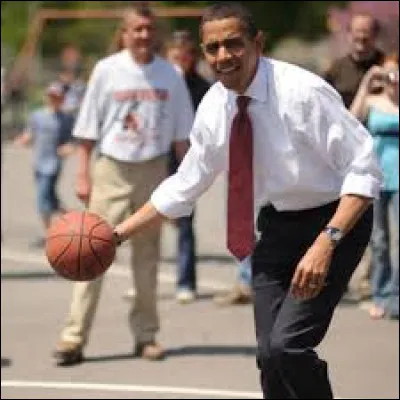 Même en jouant au basket, il ne quitte pas sa petite chemise blanche accompagnée de sa petite cravate rouge. Quel homme ne pratique pas ce sport ?