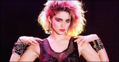 Qui est cette chanteuse controversée qui a débuté sa carrière dans les clubs de New York ?