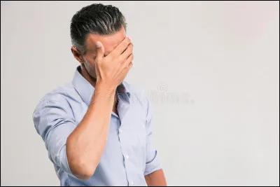 Se cacher les yeux en visionnant un film d'horreur...