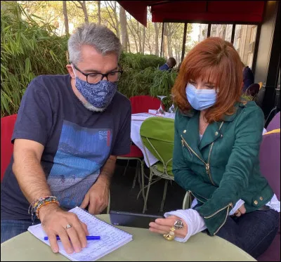 Elle est à droite, si vous ne trouvez pas son nom vous serez sûrement désenchanté(e), alors sans contrefaçons trouvez son nom !