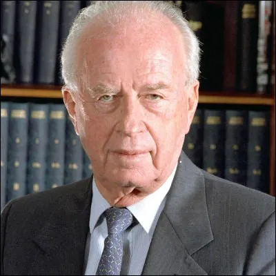 Quelle année, qui a vu l'entrée de l'Autriche, de la Finlande et de la Suède dans l'Union européenne, a été marquée par la reprise des essais nucléaires français et l'assassinat du Premier ministre israélien Yitzhak Rabin ?