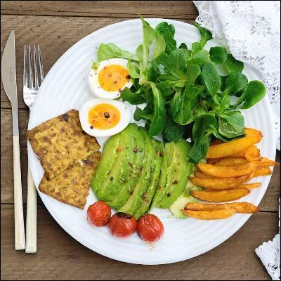 Quel terme désigne le fait d'accommoder un mets avec des ingrédients pour améliorer le goût ?