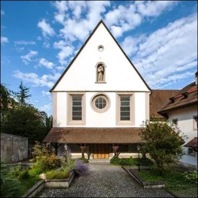 Quelle héroïne de roman se retire au couvent après la mort de son mari, malgré son amour pour un autre homme ?