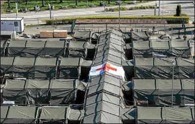 Dans quelle ville du Grand Est a-t-on installé un hôpital militaire de campagne pour faire face à l'afflux de patients souffrant de la Covid-19, en mars 2020 ?