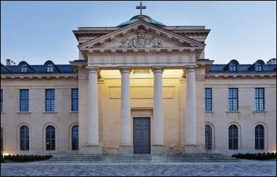 L'hôpital Richaud, autrefois hôpital royal, est un monument historique complètement restauré et transformé depuis 2015 en logements, commerces et professions libérales. Dans quelle ville est-il situé ?
