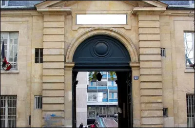 Quel hôpital de Paris est un centre réputé d'ophtalmologie ?