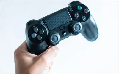 A quoi joue-t-il généralement ?