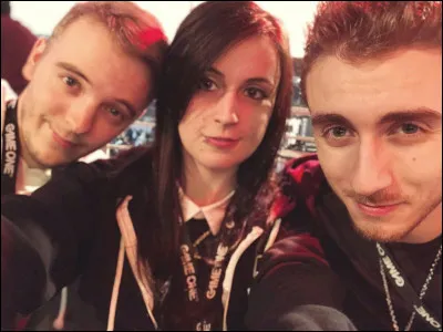 Comment s'appelle son groupe d'amis ?