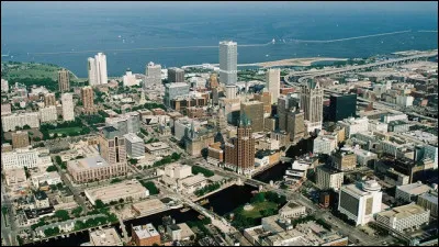 De quel Etat des Grands lacs Milwaukee est-elle la plus grande ville ?