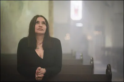 Béatrice Dalle apparait dans la saison...