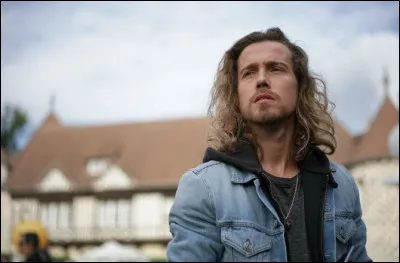 Julien Doré apparait dans les saisons...
