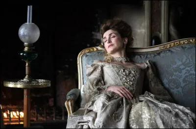 Julie Gayet apparait dans les saisons...