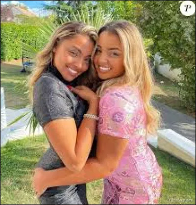 De quelle couleur sont ses cheveux ? Ils sont ...