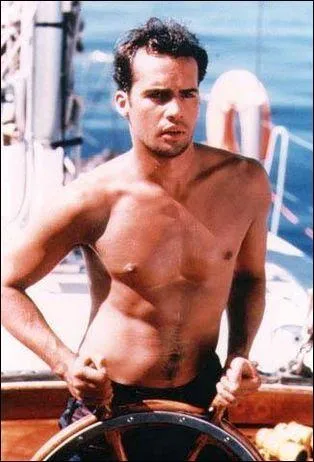 Il est le bad guy dans Calme Blanc dans lequel il joue une scne torride avec :