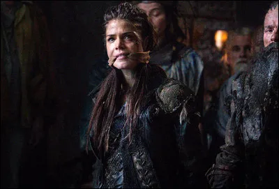 Que fait Lexa après que Pike ait attaqué un village natif ?