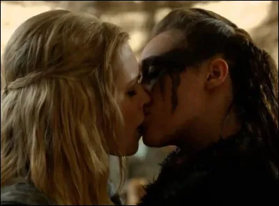 Pourquoi Clarke repousse-t-il le baiser de Lexa dans la saison 2, épisode 14 ?