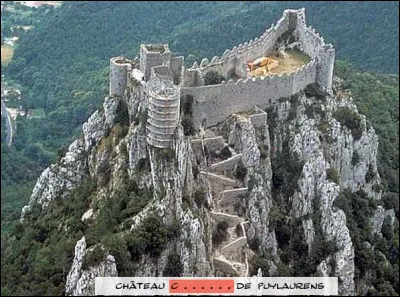 Construire un machin pareil à cet endroit, ben moi je dis : château ! Ça a quand même plus de gueule qu'un stade de foot, non ?