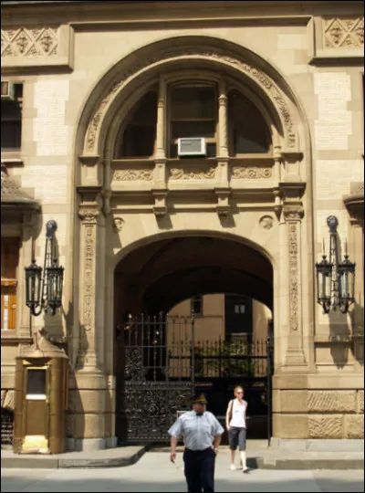 L'assassinat de John Lennon, musicien britannique ayant acquis une réputation mondiale avec les Beatles puis à travers sa carrière solo et son engagement politique, s'est produit dans la soirée du lundi 8 décembre 1980, à l'entrée du Dakota Building de New York. Il a été perpétré par Mark David Chapman, quelle arme a été utilisée pour tuer Lennon ?