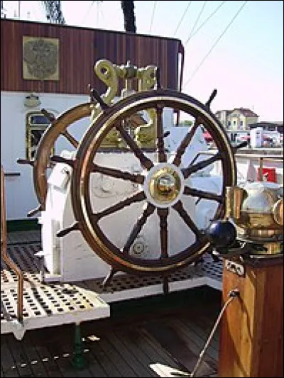 Est-ce une barre à roue destinée à orienter le déplacement d'un navire ?