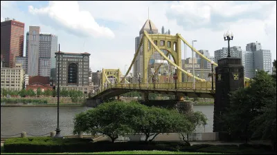 Dans quel Etat se trouve Pittsburgh, ancienne capitale de l'industrie sidérurgique, située à la confluence des rivières Allegheny, Monongahela et Ohio ?