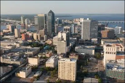 De quel Etat Jacksonville, située entre l'océan Atlantique et le fleuve Saint Johns, est-elle, avec 880 000 habitants, la plus grande ville ?
