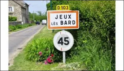 Nous sommes toujours en Bourgogne-Franche-Comté, cette fois-ci à l'entrée de Jeux-les-Bard. Petit village de 52 habitants, dans l'arrondissement de Montbard, il se situe dans le département ...