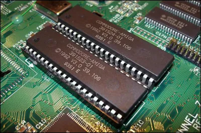 Quel est le sigle anglais de la mémoire morte en informatique ?