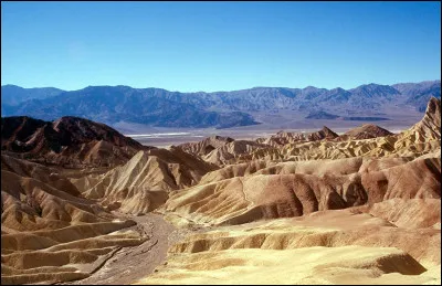 Dans quel État des États-Unis, ''La vallée de la Mort'' est-elle située ?