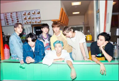 Quel membre des BTS s'est fait harceler et sauver par V quand il était au lycée ?