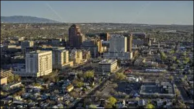 De quel Etat Albuquerque est-elle, avec 550 000 habitants, la plus grande ville ?