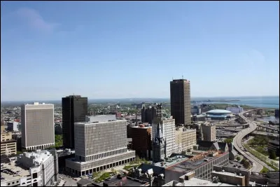 Dans quel Etat se trouve Buffalo, ville de 250 000 habitants, située en bordure du lac Erié ?