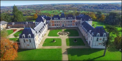 Louis se remarie en 1943 avec Jeanne Augustine Barthélemy, née en 1914, décédée en 2015, à 101 ans. Jeanne de Funès était cohéritière du château de Clermont, que Louis rachète en 1967. Où se situe-t-il ?