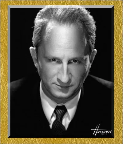 Dans le film " Raoul Taburin a un secret ", quel est le métier de Benoît Poelvoorde ?