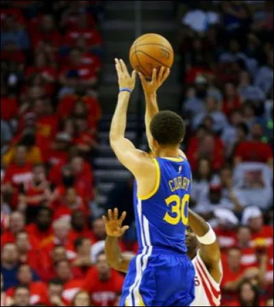 Quand on tire, on finit son geste à ... main(s) ?