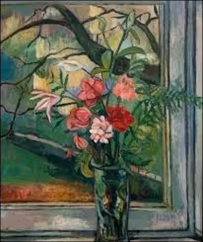 À qui appartiennent ces fleurs devant la fenêtre ?