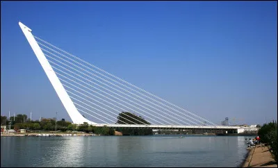 Nous apercevons ici le Pont de l'Alamillo à Séville en Espagne.